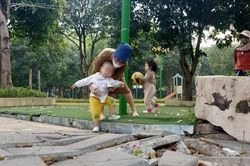 Công viên Cầu Giấy xuống cấp, tiềm ẩn nguy cơ mất an toàn cho trẻ em