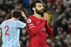 'Vua' Salah trở lại đưa Liverpool lên đỉnh bảng