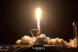 Amazon và SpaceX giành được các hợp đồng chế tạo vệ tinh viễn thông của NASA