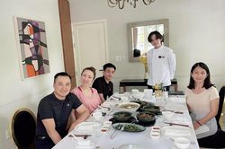 Khung cảnh đáng ngưỡng mộ của gia đình diễn viên Chi Bảo: Vợ cũ và bà xã hội ngộ ngồi cùng một bàn ăn