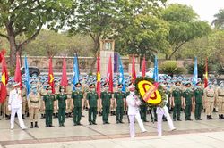 Các chiến sỹ 'mũ nồi xanh' dâng hương và phát động thi đua trước khi lên đường làm nhiệm vụ