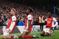 Arsenal rũ bùn đứng dậy đánh bại Chelsea