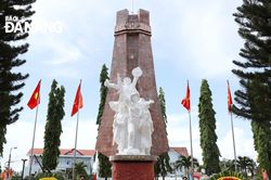 Dâng hương các anh hùng, liệt sĩ nhân kỷ niệm 50 năm chiến thắng Đăk Tô - Tân Cảnh