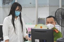 Công an TP Hồ Chí Minh cấp CCCD gắn chip cho học sinh dự thi THCS và THPT
