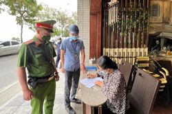 Xử lý nghiêm hành vi chiếm dụng ghế đá hồ Tây, đòi tiền người ngồi