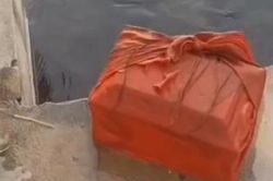 Tưởng vớt được 'rương châu báu' dưới sông, người đàn ông tá hỏa chôn xuống đất khi biết được sự thật bên trong