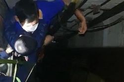 'Nghẹt thở' giải cứu bé trai và người đàn ông bị rơi xuống hố thang máy