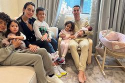 Ronaldo trở về nhà với con gái mới sinh