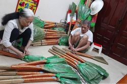 28 năm bên những chiếc chổi của đôi vợ chồng già khiếm thị