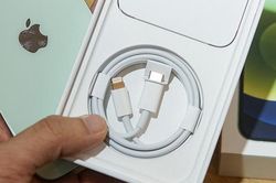 Apple bị buộc bồi thường vì bán iPhone không kèm bộ sạc trong hộp