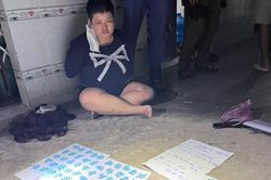 Thủ súng đi bán gần 1.000 viên thuốc lắc, 'nữ quái' cùng đàn em bị bắt