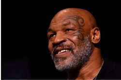 Bị làm phiền, huyền thoại quyền Anh Mike Tyson liên tiếp 'ra đòn' trên máy bay