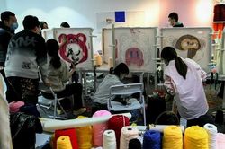 Thanh niên Trung Quốc dệt thảm giải tỏa căng thẳng