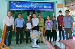 Bàn giao 2 căn nhà Tình nghĩa cho gia đình chính sách ở Tịnh Biên