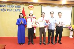 Công bố và trao quyết định cán bộ