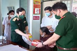 Khám bệnh miễn phí và tặng quà cho các đối tượng chính sách tại huyện Mang Yang