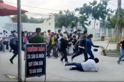 Choáng với cảnh người dân chen lấn, xô đẩy xếp hàng làm 'sổ đỏ'
