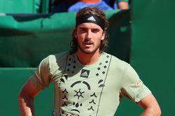 Tsitsipas nổi nóng với trọng tài khi bị phạt điểm