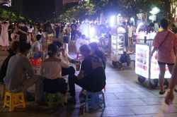 Bát nháo hàng rong trên phố đi bộ Nguyễn Huệ