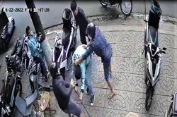 Nam thanh niên bị chém tới tấp ở quán cà phê