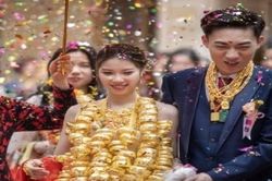 Cô dâu đeo 90 chiếc vòng tay rồng phượng trên cổ gả vào nhà chồng giàu có