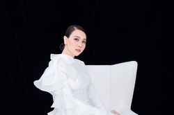 Được con gái hôn mà sao mẹ Đàm Thu Trang mặt buồn thế này?