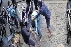 Đang ngồi uống cà phê, nam thanh niên bị chém tới tấp