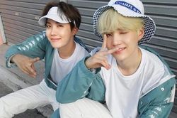 Không ngờ nam thần BTS lại có lúc giống nhau đến lạ