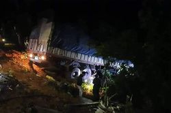 Xe tải lao vào nhà dân trong đêm, 3 người trong gia đình tử nạn