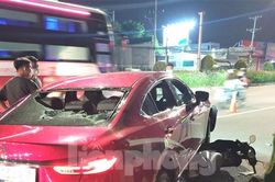 Ô tô tông liên hoàn kéo lê xe máy hơn 2km, người đi đường bất bình phá vỡ kính xe