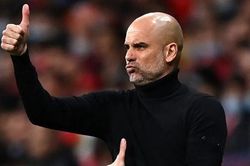 Guardiola nói đùa 'Có khi tôi phải cho cầu thủ chạy cánh vào đá trung vệ mất'.