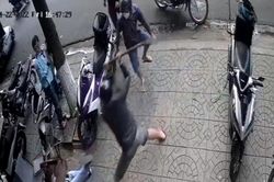 Ngồi uống nước, nam thanh niên bị 2 đối tượng cầm rựa lao vào chém tới tấp