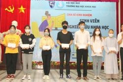 Giáo dục Tin tức giáo dục Chia sẻ kinh nghiệm nghiên cứu khoa học cho gần 200 sinh viên