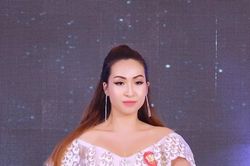 Thí sinh Trần Thanh Loan trao yêu thương ủng hộ quỹ thiện nguyện tại cuộc thi Hoa hậu Quý bà Việt nam Toàn cầu 2022