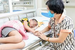 Bé trai sốc tim vì Covid-19