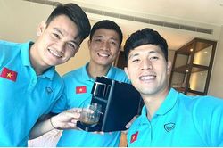 Bùi Tiến Dũng và con gái gọi điện mừng sinh nhật Đình Trọng qua mạng