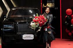 'Chị Ông Địa' Thu Trang khoe sở hữu chiếc SUV siêu sang Rolls-Royce hơn 40 tỷ đồng