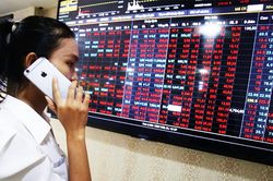 Đua nhau bán tháo cổ phiếu, VN-Index mất hơn 68 điểm