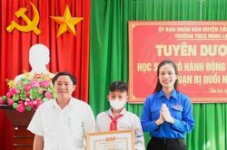 Tặng bằng khen nam sinh lớp 8 cứu 2 em nhỏ đuối nước