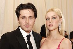 Brooklyn Beckham khoe nhẫn kim cương sau lễ cưới với con gái tỷ phú