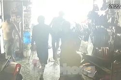 Nhóm côn đồ kề mã tấu vào cổ chủ nhà, phá tài sản vì 'dám' nhắc nhở tiếng nẹt pô