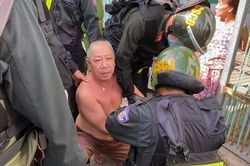 Nghẹt thở cảnh sát khống chế gã đàn ông tạt axit nam thanh niên