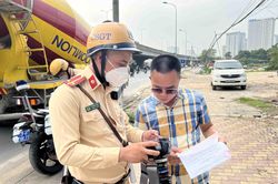 CSGT Hà Nội ghi hình xử lý phương tiện dừng đỗ, đón khách sai quy định