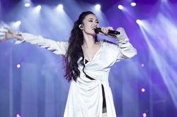 Đông Nhi đã làm gì trên livestream mà khiến fan 'mất liêm sỉ': 'Nắm đầu em đi chị ơi'?