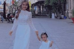 Con gái Mạc Văn Khoa tập dượt cảnh dắt tay mẹ vào lễ đường, biểu cảm của 'thánh meme' cưng xỉu