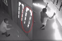 Clip: Người đàn ông phá cửa rồi ném đốt nhà lúc rạng sáng, tiếng kêu cứu thảm thiết bên trong gây ám ảnh