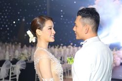 Khoảnh khắc tình tứ của cô dâu Phương Trinh Jolie và chú rể Lý Bình trong không gian lễ cưới lung linh