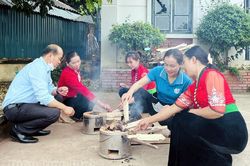 Trao 4.500 bếp tiết kiệm năng lượng cho phụ nữ Nậm Pồ