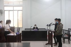 Bênh mẹ đánh người, anh em cùng vào tù