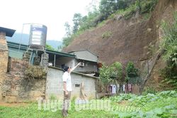 Khẩn trương di dời người dân khỏi vùng nguy hiểm